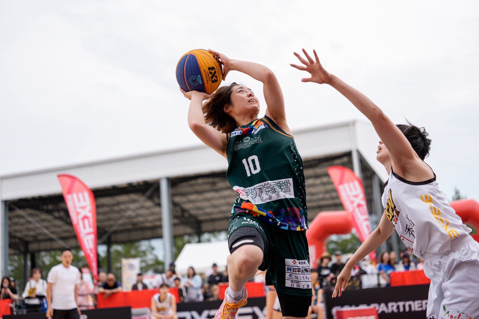 3x3.EXE PREMIER大会でゴールへ跳ぶSAKU REGION.EXEの選手