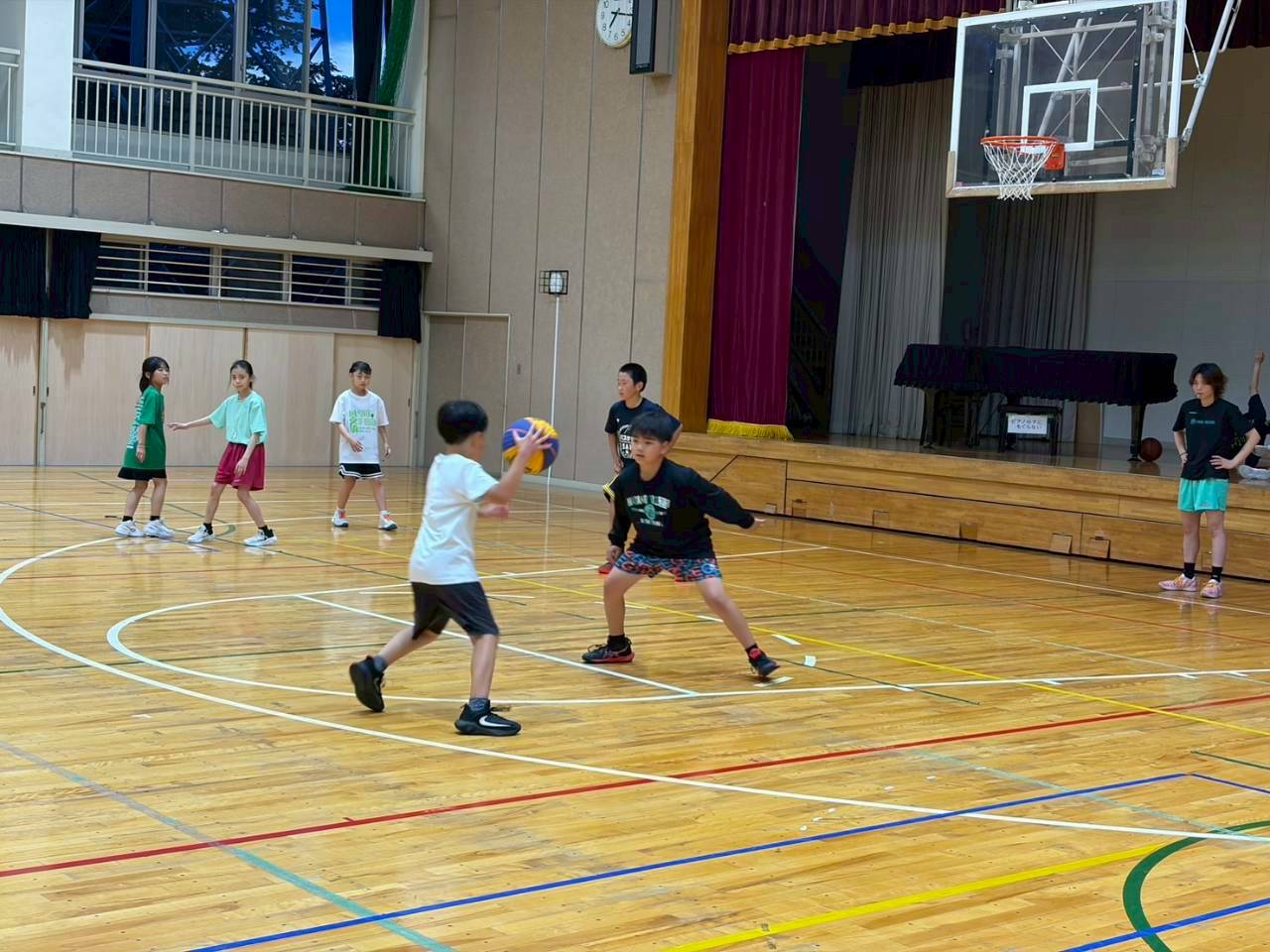 Region Schoolでドリブル練習に取り組むスクール生