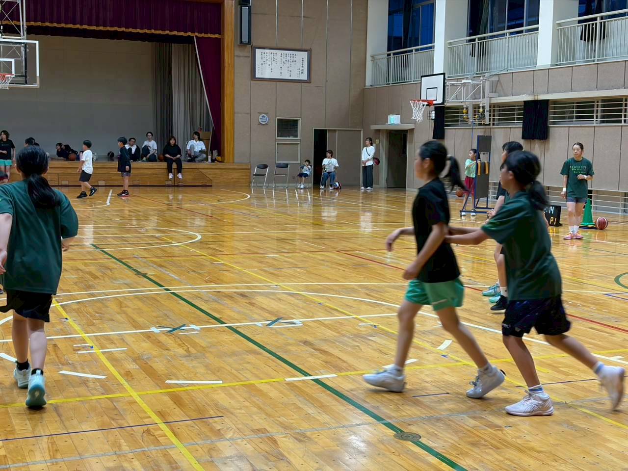 現役プロ選手の指導を受けながらシュート練習をするスクール生