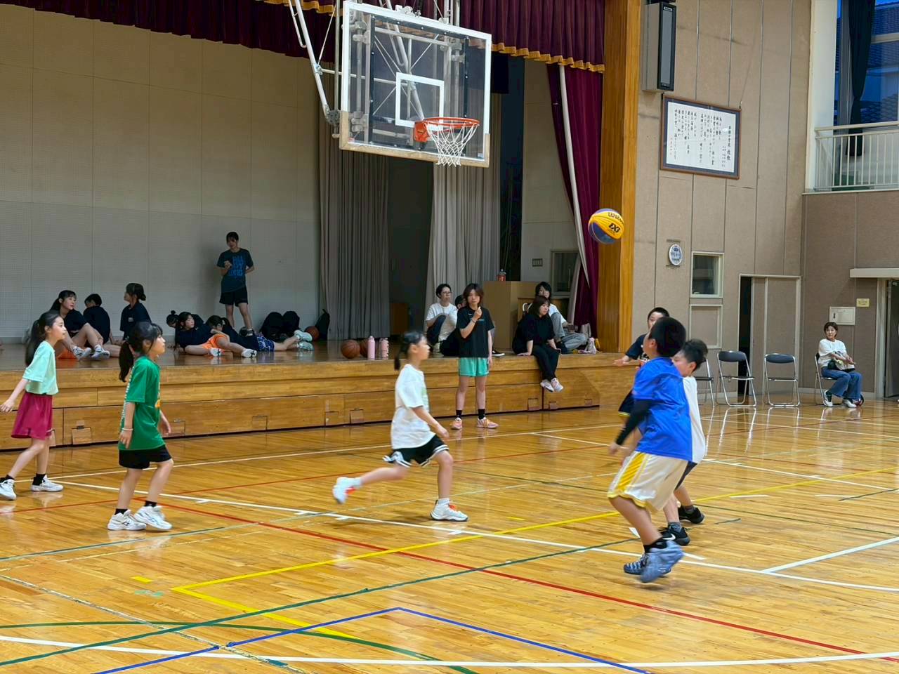 バスケットボールを楽しみながら練習するスクール参加者